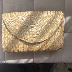 Clutch made of straw